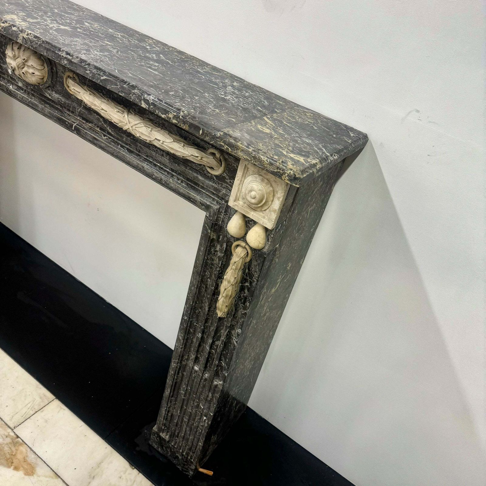 photo vintage Antique Italian Empire Style Marble Fireplace Surround