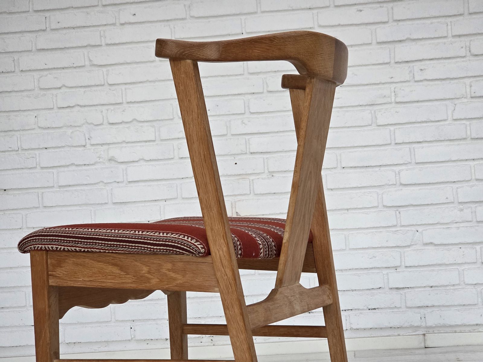 photo vinterior 1960s, Pair Of Danish Dining Chairs, Solid Oak Wood, Furniture Wool.