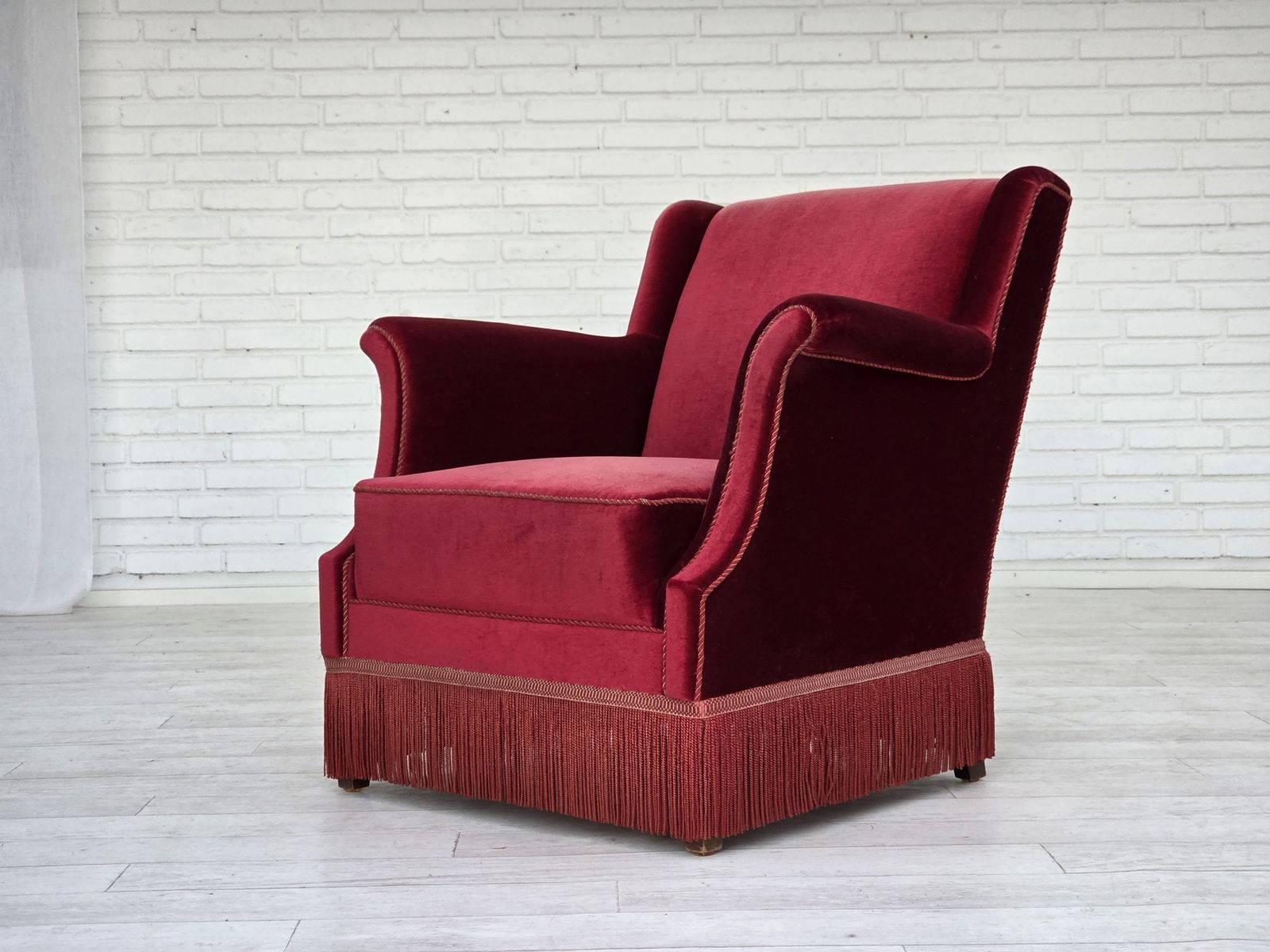photo buy Ca. Jaren 1960, Deense Fauteuil, Kersenrood Meubelvelours, Essenhout.
