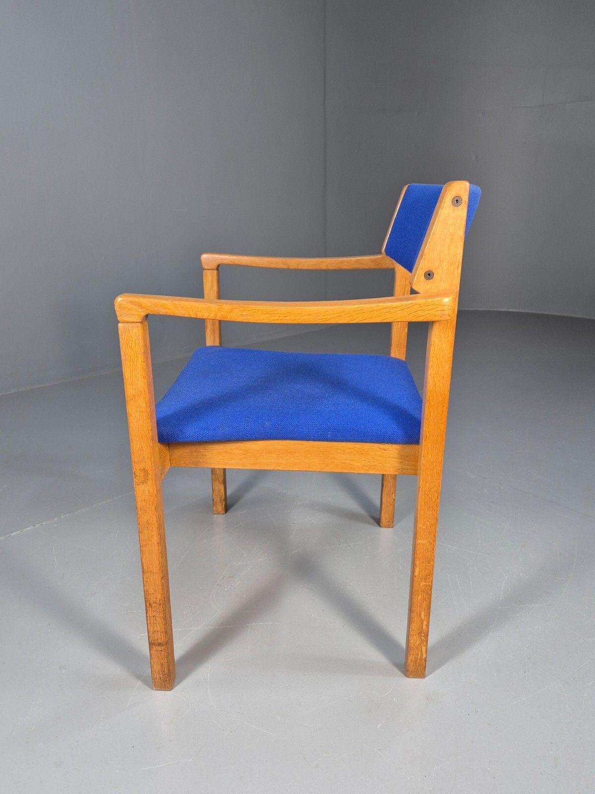 photo vintage Vintage Danish Mid Century Armchair, Blue Cloth, Oak Frame 1970s Mcm Eb9381 Mdin
