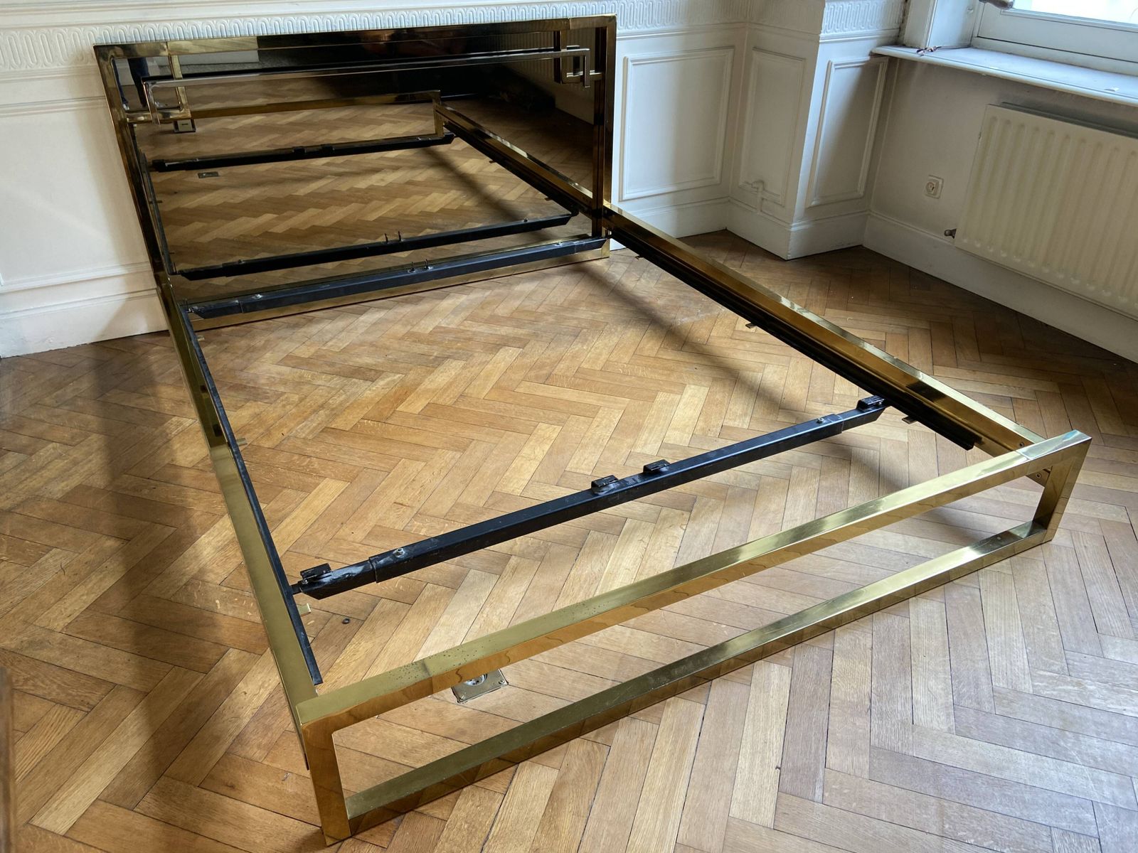 photo furniture Belgo Chrom Bed In Gold Metal And Bronze Mirrored Headboard, 1970