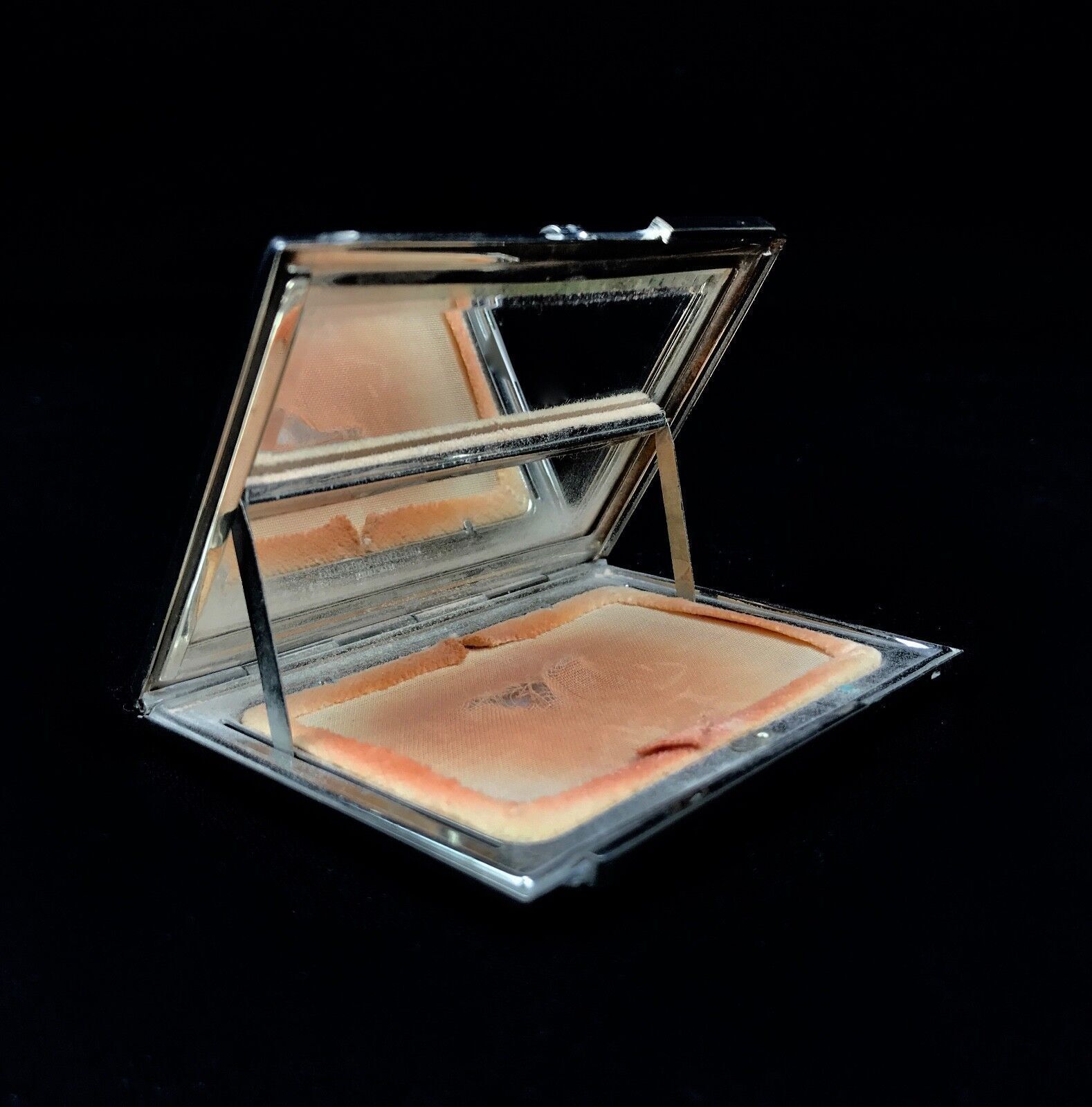 Art Dec Compact With Self Cleaning Mirror / Enamelled Case/ Power Compact photo vinterior