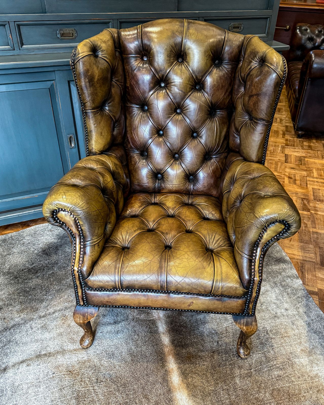 photo furniture Victorian Buttoned Leather Armchair