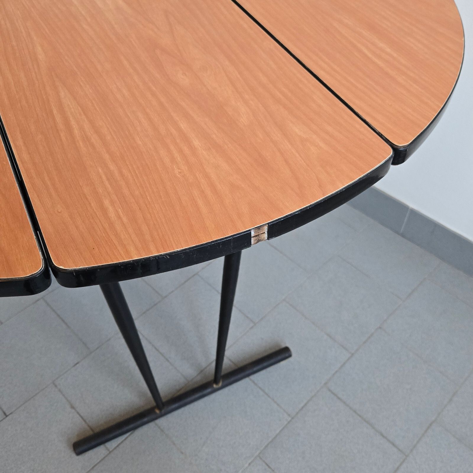 photo furniture Vintage 1950s Formica 50s Retro Zazou Extendable Folding Round Dining Table