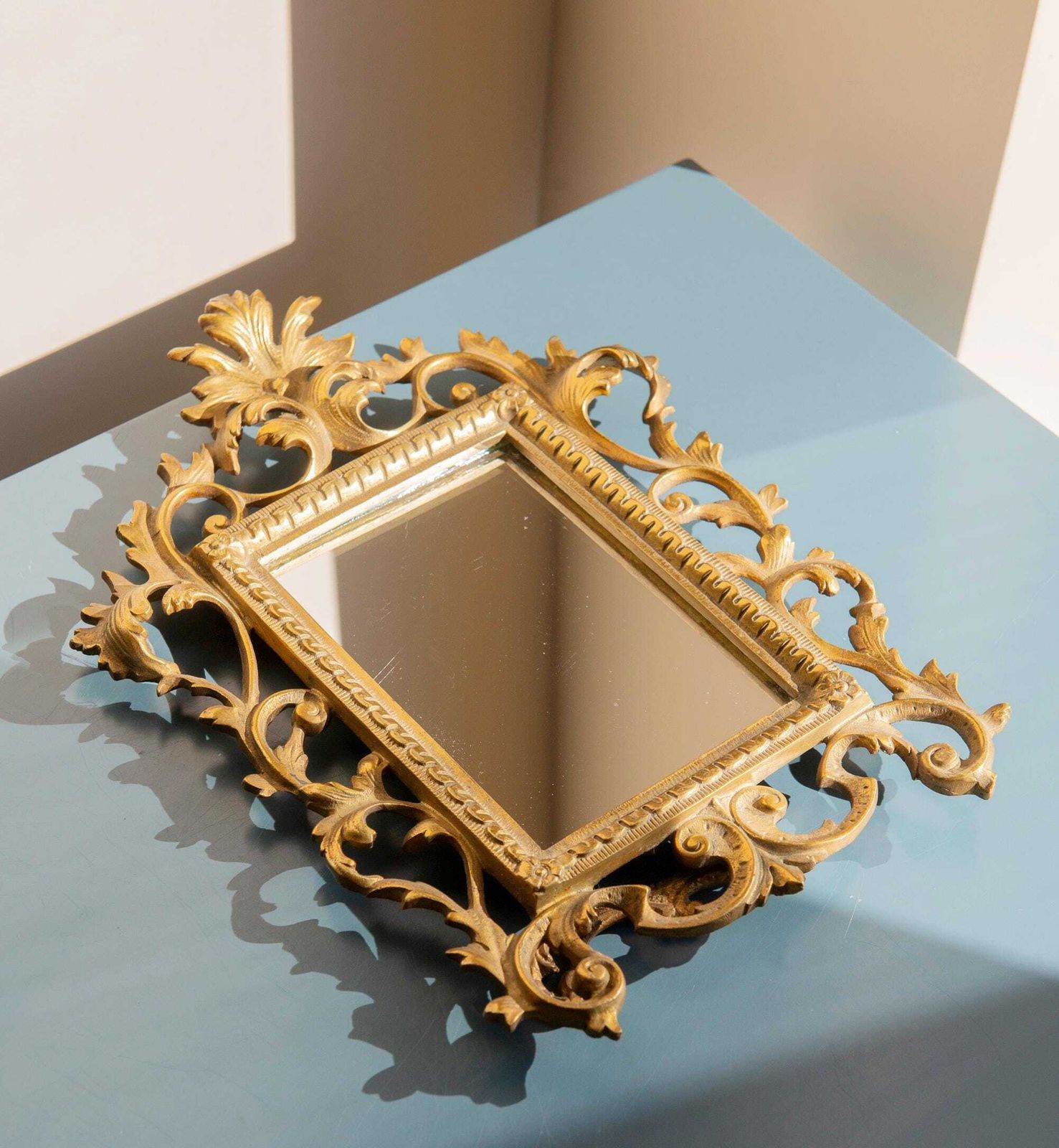 photo for sale Antiek Messing Tafelspiegeltje, Decoratieve Staande Spiegel, Barokke Toiletspiegel, Gouden Sierspiegel, Rococo Woondecoratie