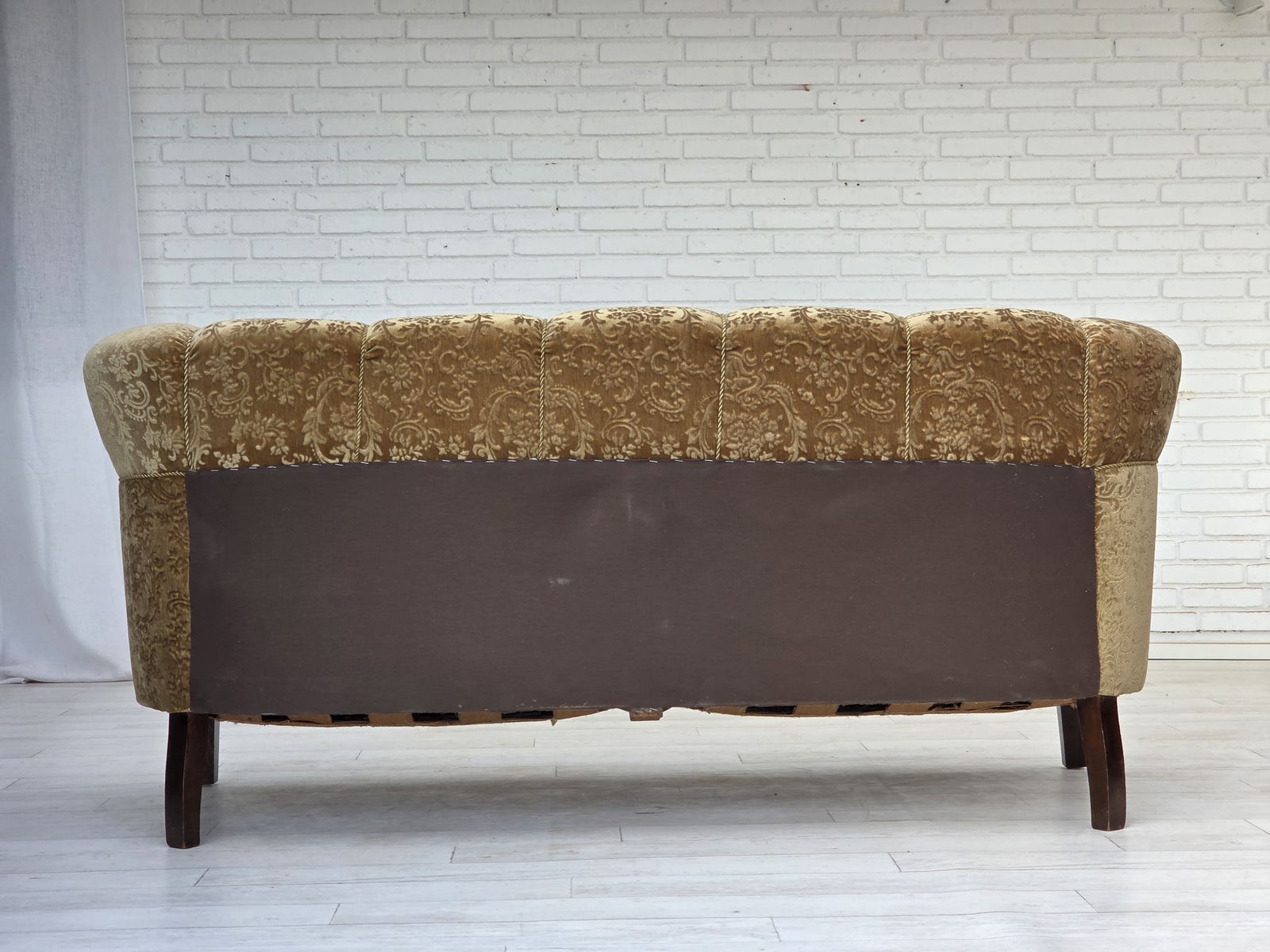 photo furniture Ca. Jaren 1960, 3 Zitsbank Deens Design, Groen Meubelvelours, Essenhout Poten.