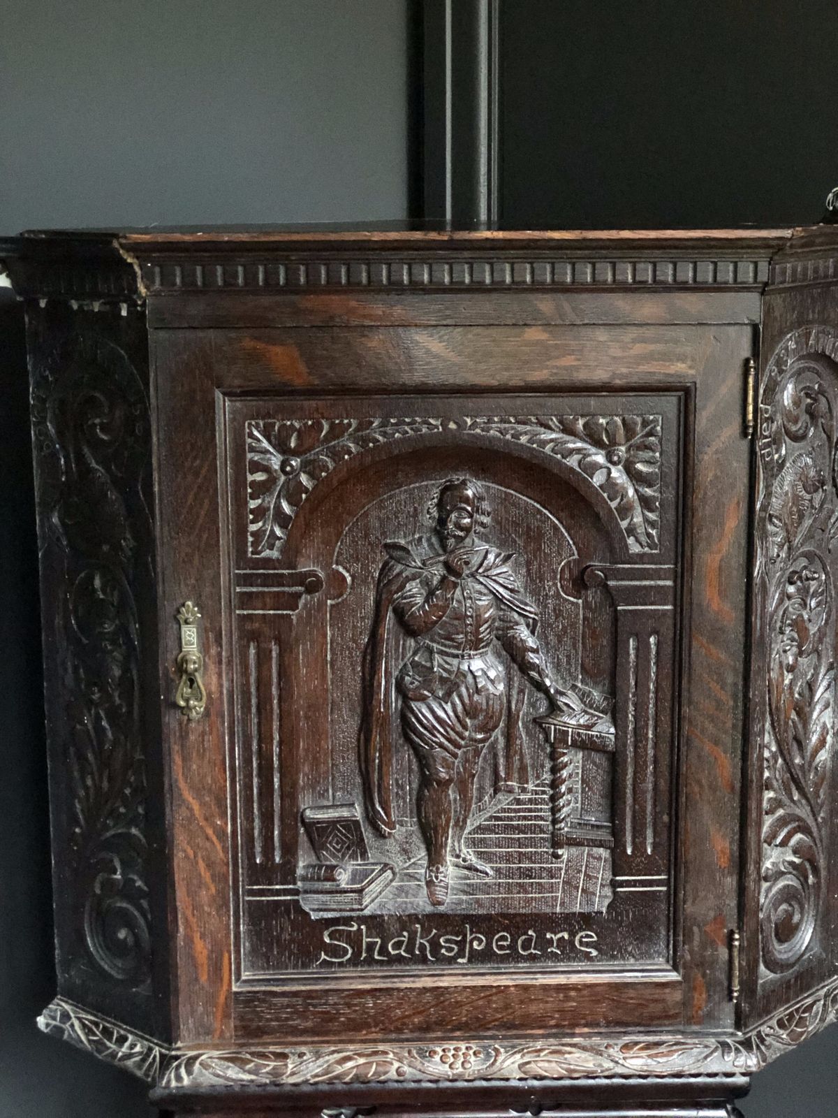 English 18th Century Georgian Carved Oak Corner Cupboard photo vinterior