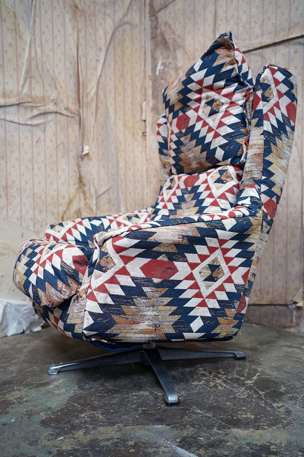 photo vintage A Late 20thc Maimana Kilim Upholstered Swivel Lounge Armchair C.1980