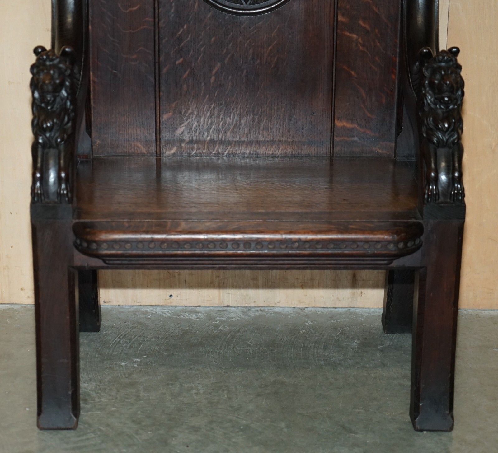 photo vintage Stunning Extra Large Gothic Revival Throne Armchair Hand Carved Armorial Lions