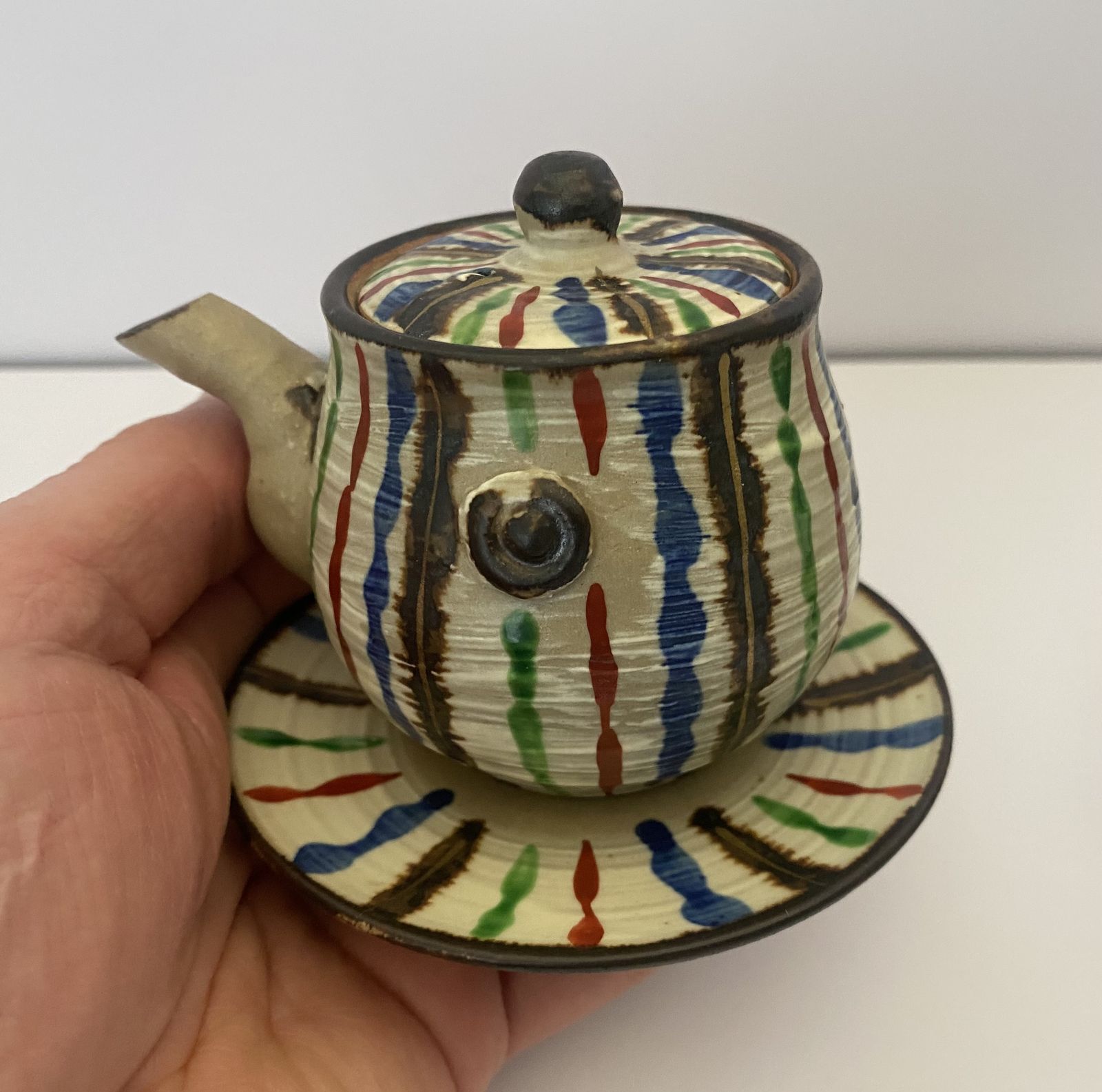 photo vintage Original, Kitomizu Ware, Stoneware Teapot And ‘Water Bucket’ With Intricate ‘Snake Grass Design.