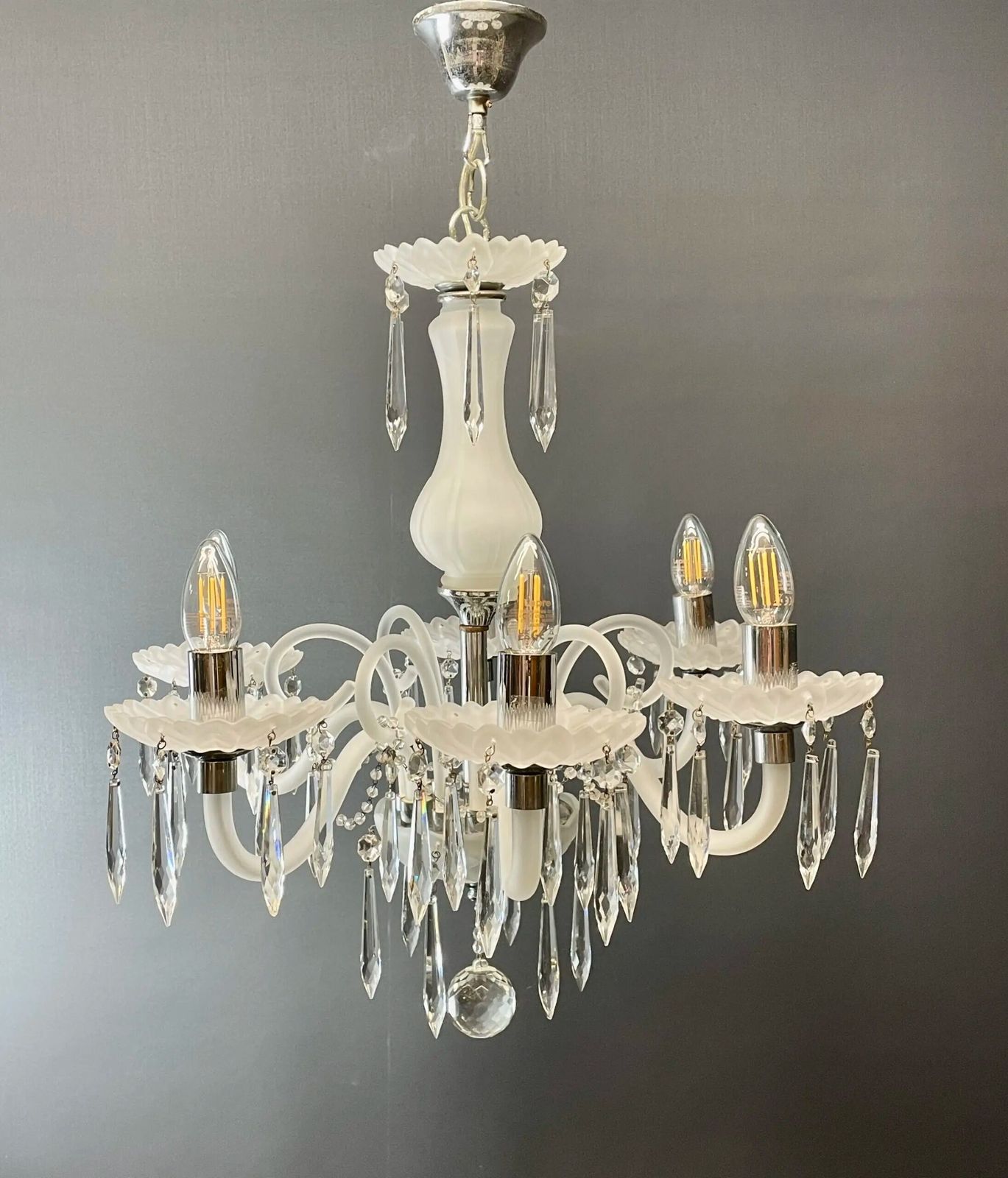 Chandelier With Opaque Glass And 6 Lights.