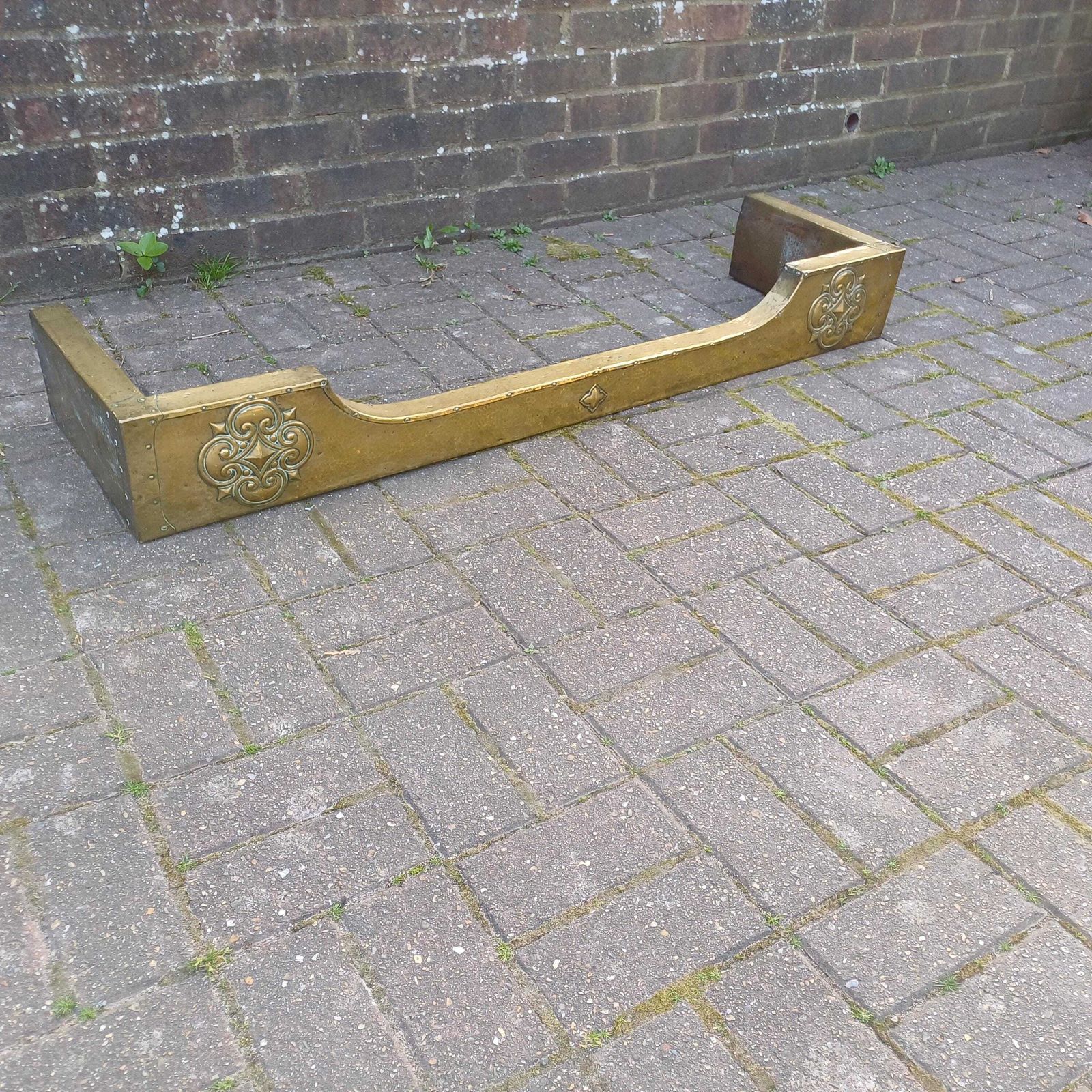 Antique Brass Clad Fireplace Fender Late Victorian Or Edwardian, Hand Tooled Arts & Crafts Gothic Revival Style photo vinterior