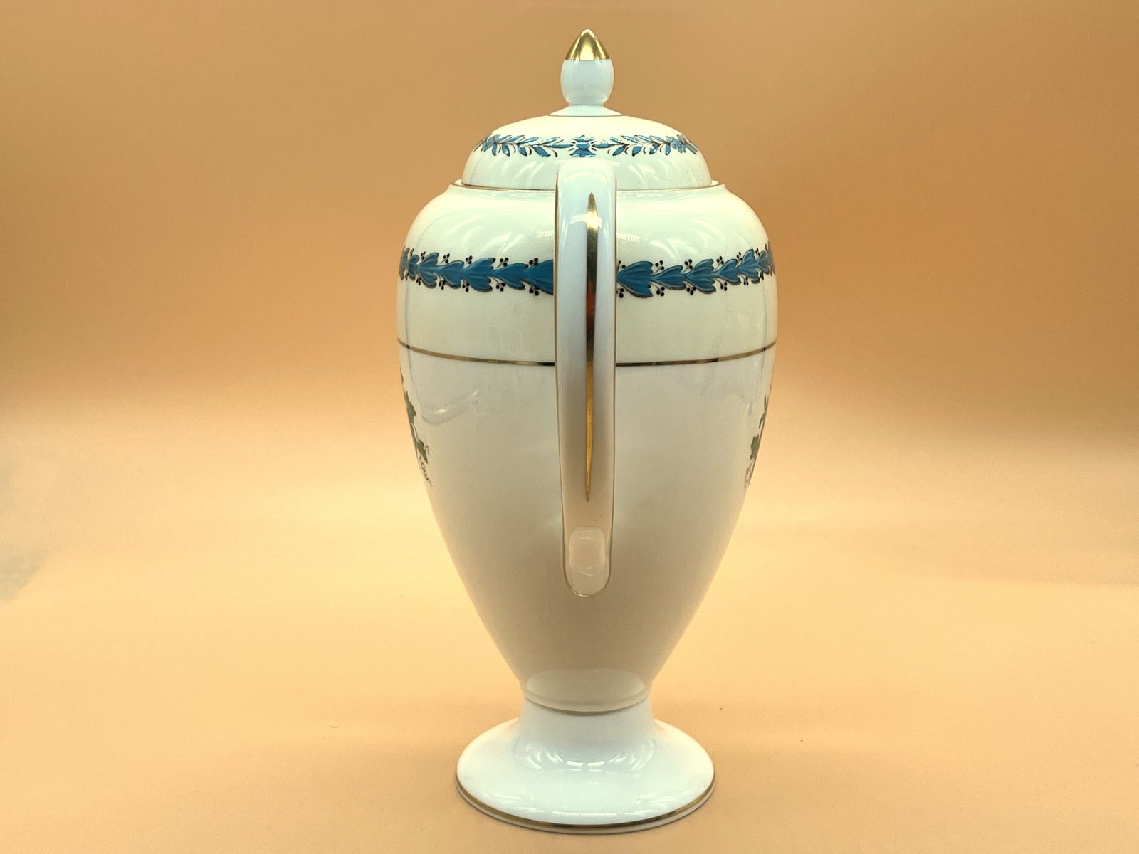 photo furniture Vintage Wedgwood China Appledore Design 1.25 Pint Capacity Coffee Pot. W3257.
