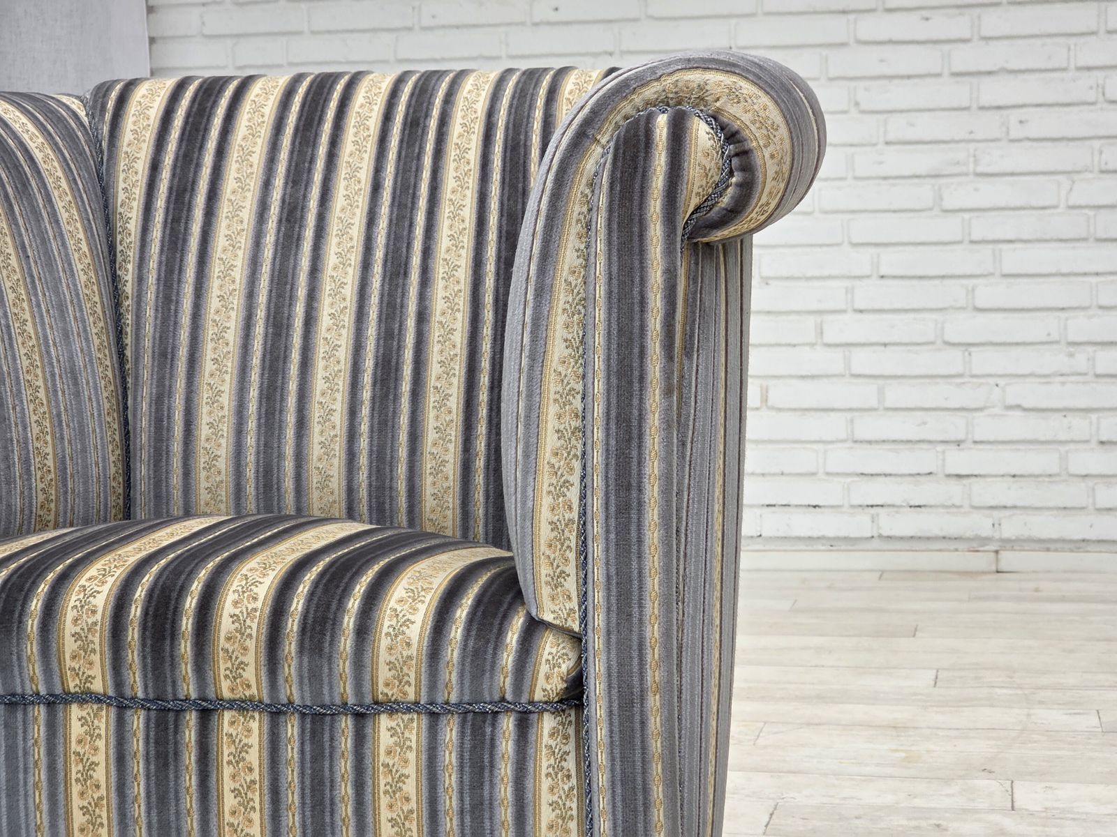 Jaren 1960, Deense Loungestoel, Blauw/Beige Meubelvelours, Beukenhouten Poten. photo vinterior