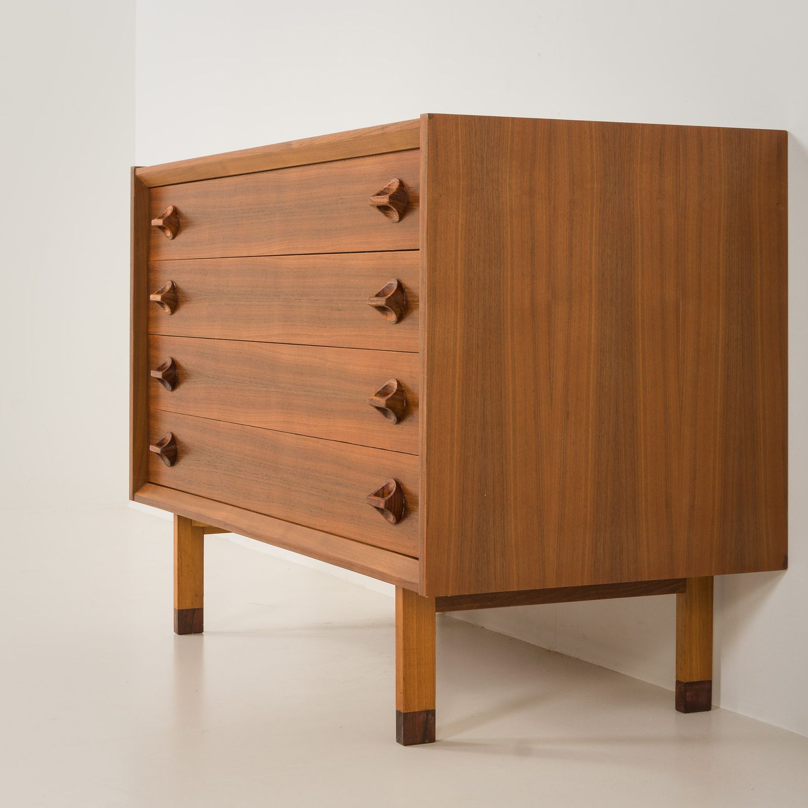 photo vinterior Italian Mid Century Extra Wide Walnut Chest Of Drawers With Sculptural Handles, 1960s