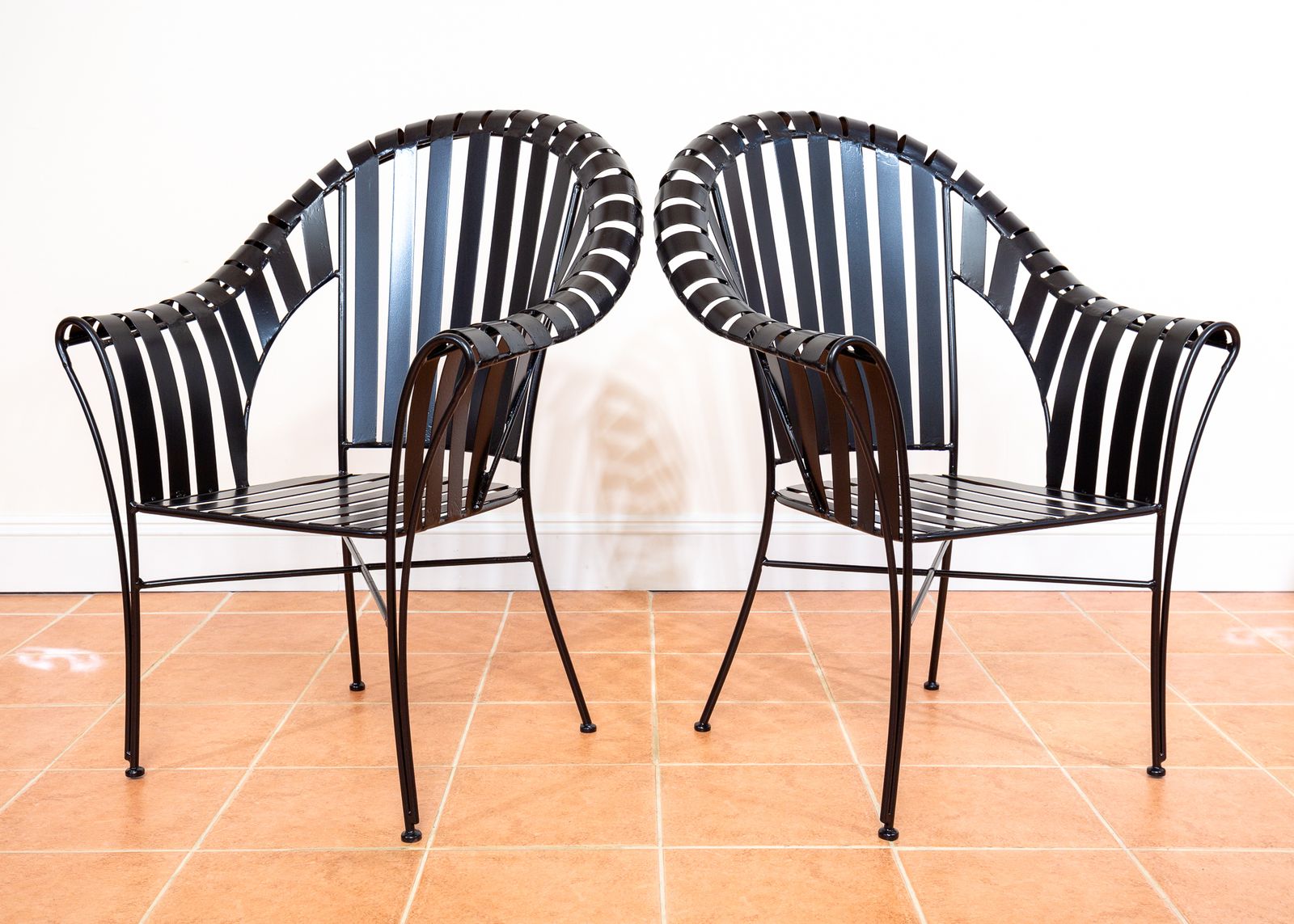 photo vintage Set Of 4 Modernist Iron Strap Garden Armchairs Pair Sculptural Brutalist 1980s Mcm Patio Outdoors Outside French Machinisme Woodard Carre Salterini