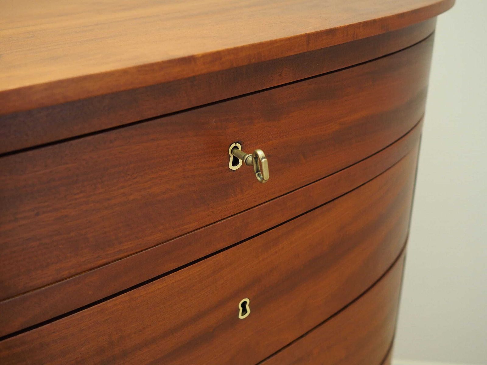 photo vintage Ladekast Met Mahoniehouten Fineer, Deens Design, Ca. Jaren 1960, Productie: Denemarken