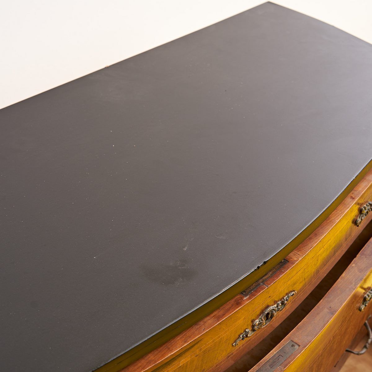 photo furniture Como Mosso Early 900 With Black Top In Louis XV Style