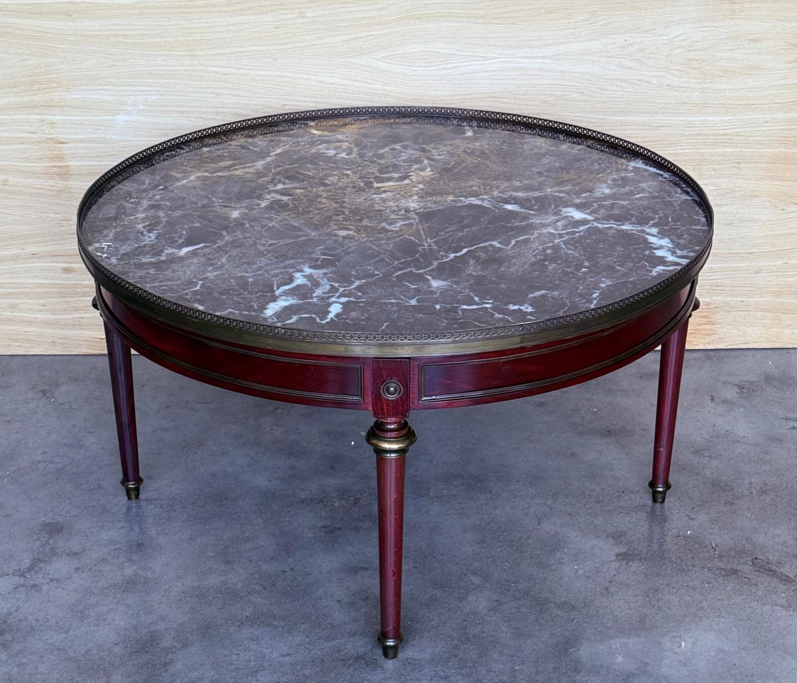 Table basse ronde de style provincial français en acajou, plateau en marbre photo Mobilier