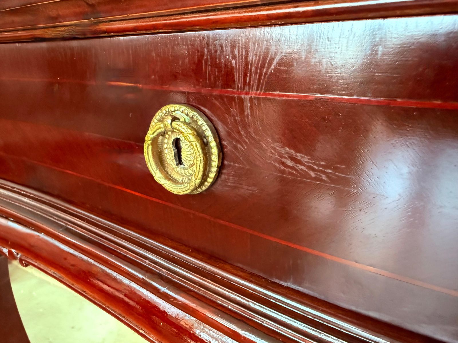 photo furniture Console Regency à trois tiroirs, plateau en marbre noir