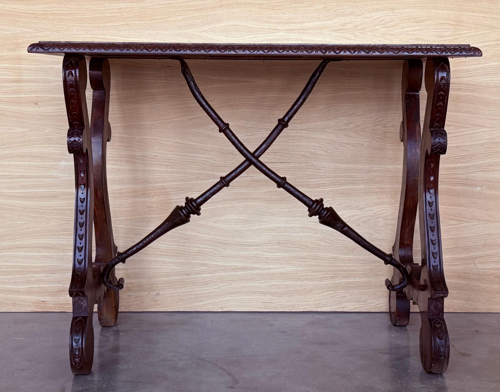 Table d'appoint baroque espagnole ébonisée, pieds en lyre, XIXe siècle photo furniture