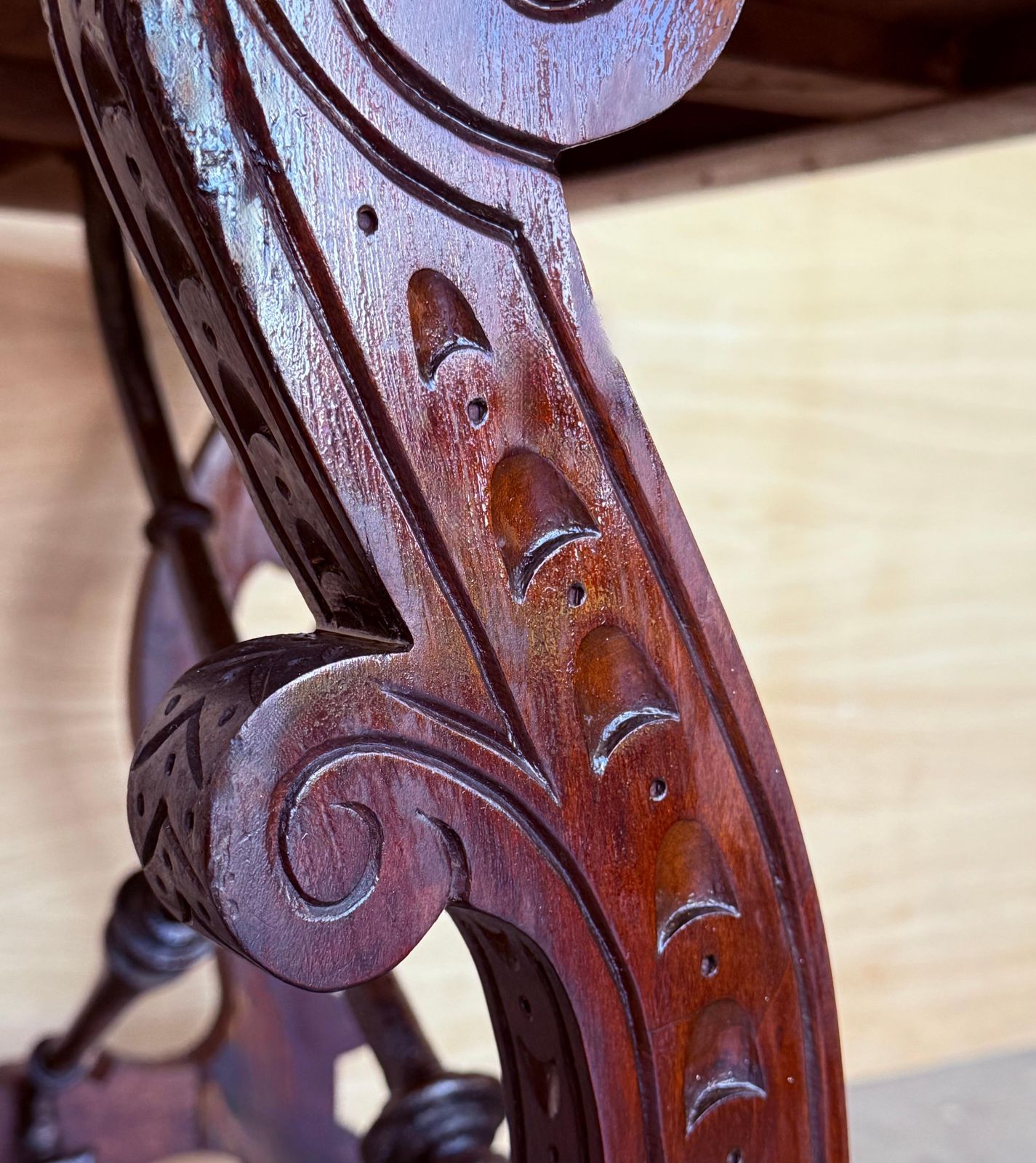photo furniture Table d'appoint baroque espagnole ébonisée, pieds en lyre, XIXe siècle