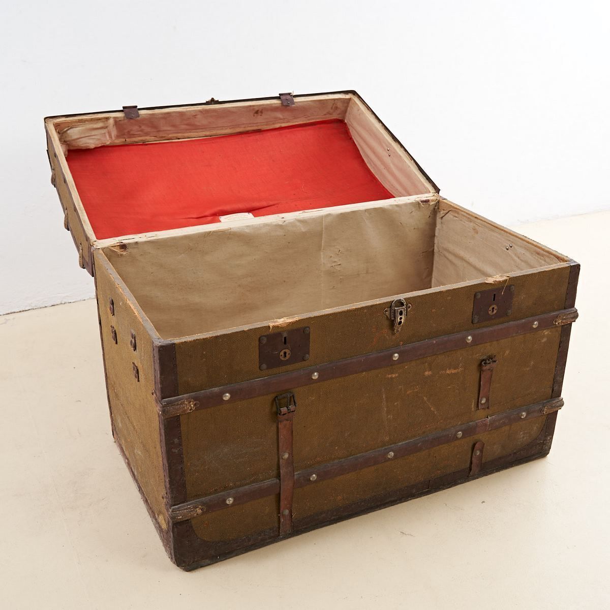 Trunk Vintage Wooden Box, Vincenzo Di Pasquale Napoli photo Furniture