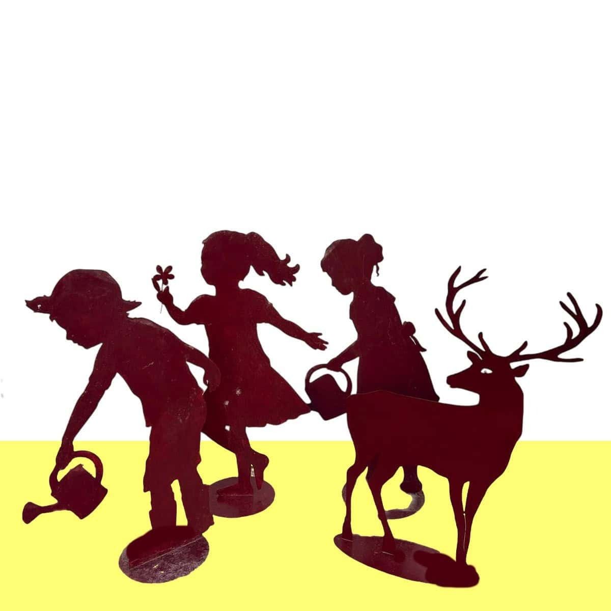 Silhouetten Van Kinderen En Een Hert In Ijzer, Een Bijzondere Decoratie Voor Tuinen En Buitenruimtes