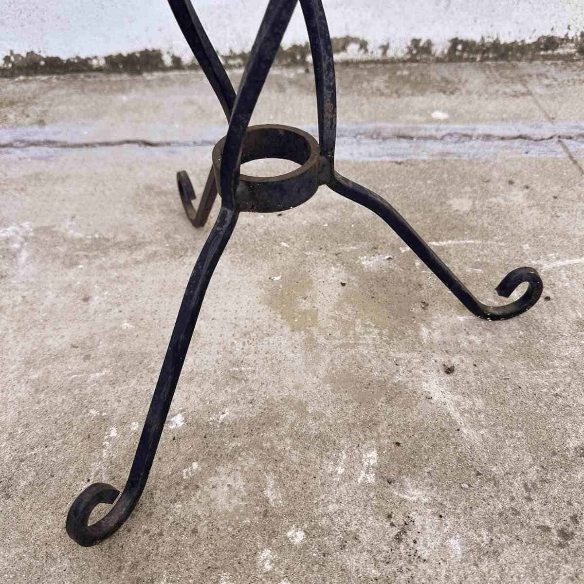 Iron Flowerpot With A Sinuous And Refined Design, Perfect For Rustic Or Modern Decorations. photo Home Decor