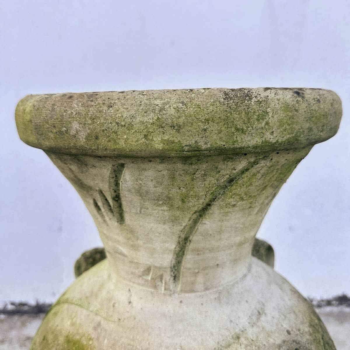Met De Hand Gedecoreerde Plantenpot Met Unieke Details, Een Ambachtelijk Stuk Dat Sfeer Toevoegt Aan Binnen  Of Buitenruimtes. photo for sale