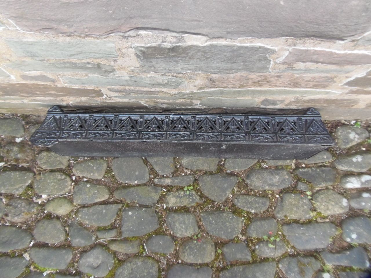 85.0 Arts And Crafts Cast Iron Decorative Fender . photo