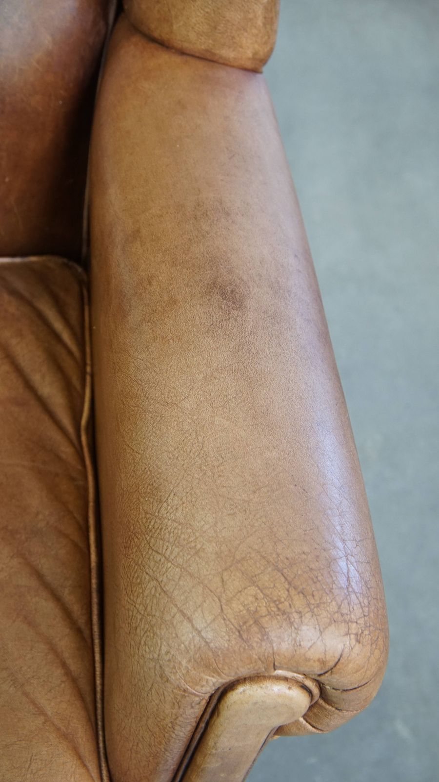 Koehiden Fauteuil Met Vleugelleuningen In Lichtcognac Met Bijpassende Paspel photo vintage
