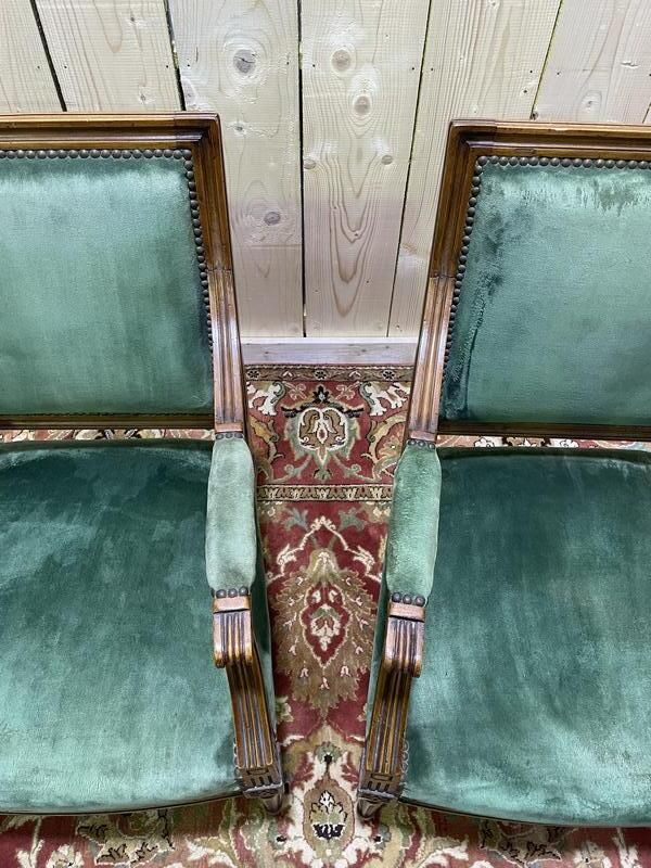 Paire De Fauteuils De Style Louis XVI En Velours Vert photo vinterior