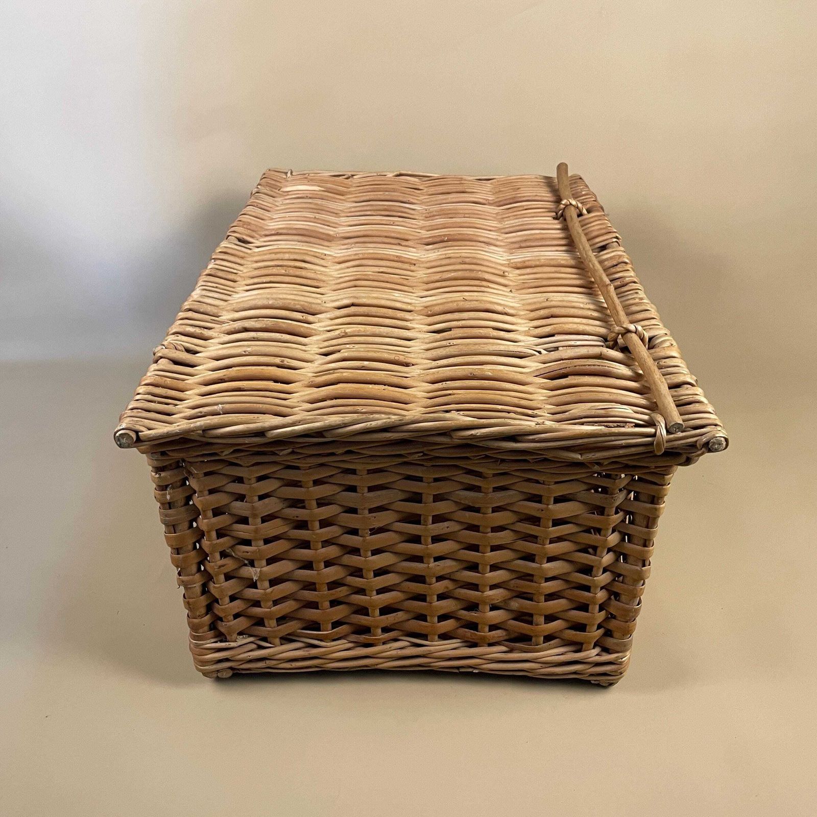 Vintage Rectangle Basket Woven Wicker Brown Storage Vintage Brown Cottage Farmhouse Toy Lidded Handle Picnic Bag Lid Medium Lock Travel photo 65.0
