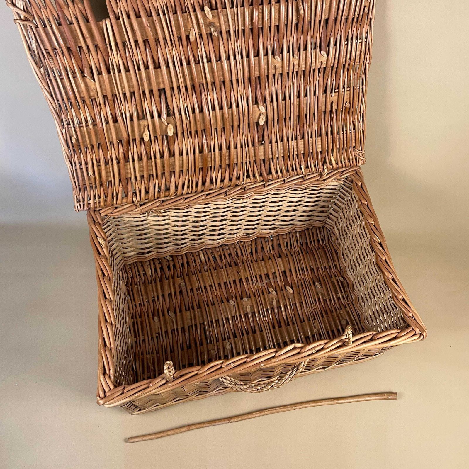 Vintage Rectangle Basket Woven Wicker Brown Storage Vintage Brown Cottage Farmhouse Toy Lidded Handle Picnic Bag Lid Medium Lock Travel photo vintage