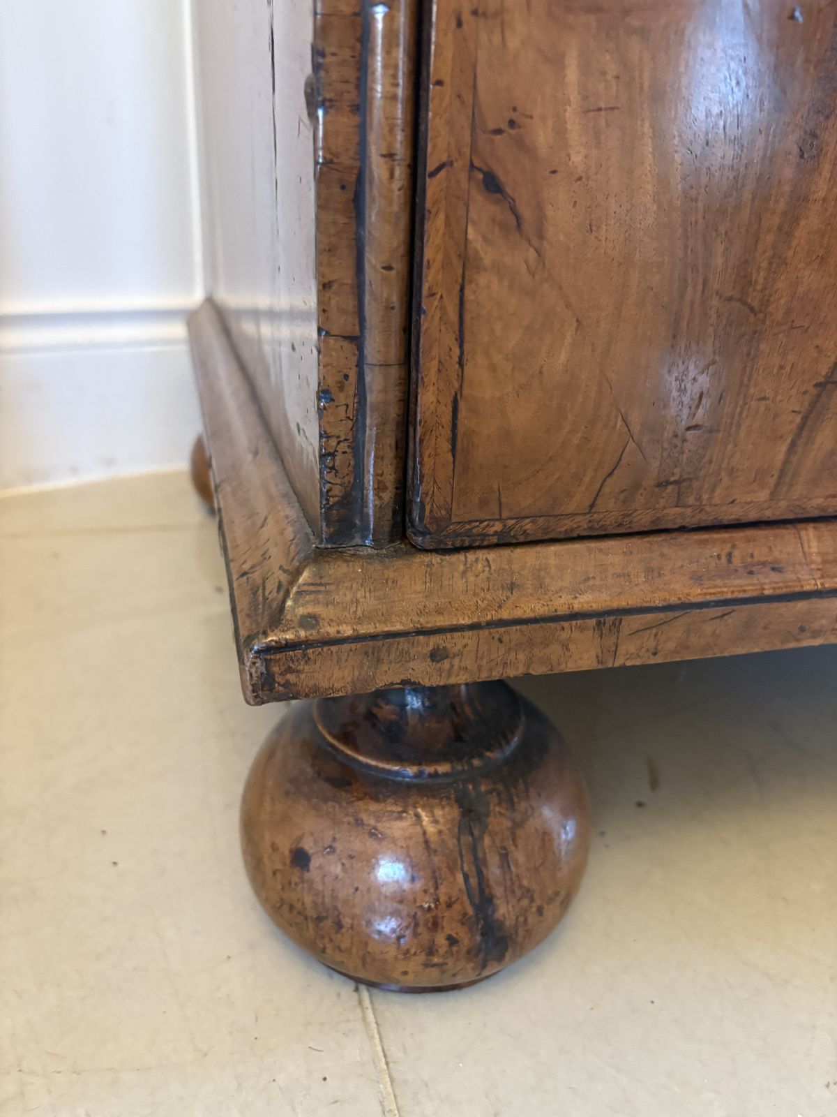 photo vinterior Antique Queen Anne Fantastic Quality Burr Walnut And Featherbanded Bureau Bookcase