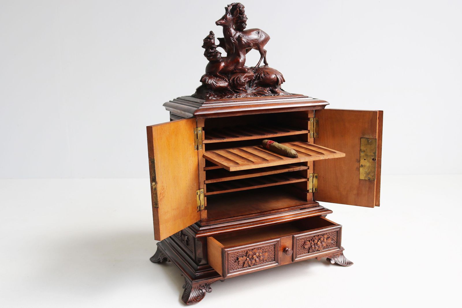 Antiek Zwart Woud Sigarenkistje / Humidor 19e Eeuw Gesneden Hert Walnoot Zwitsers photo Woonaccessoires