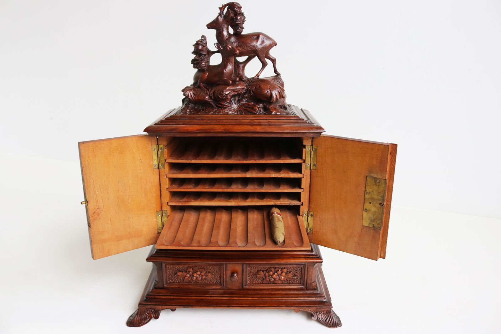 2755.0 Antiek Zwart Woud Sigarenkistje / Humidor 19e Eeuw Gesneden Hert Walnoot Zwitsers photo