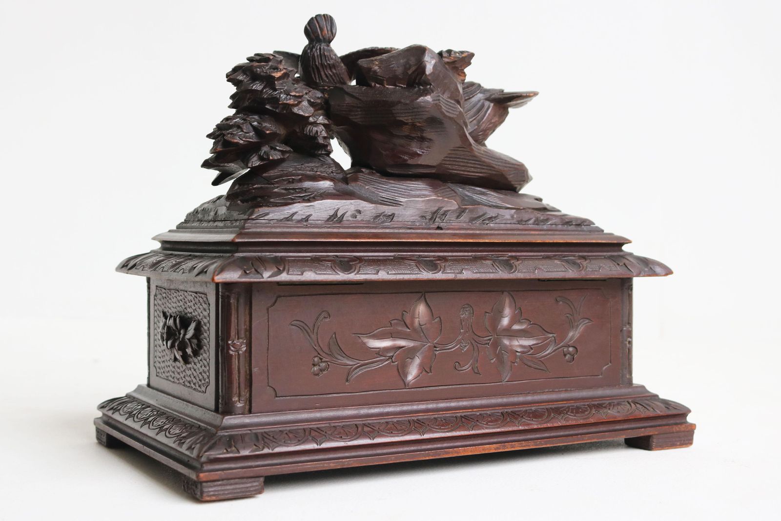 photo furniture Antiek 19e Eeuws Zwitsers Black Forest Sieradendoosje Met 3 Handgesneden Vogels