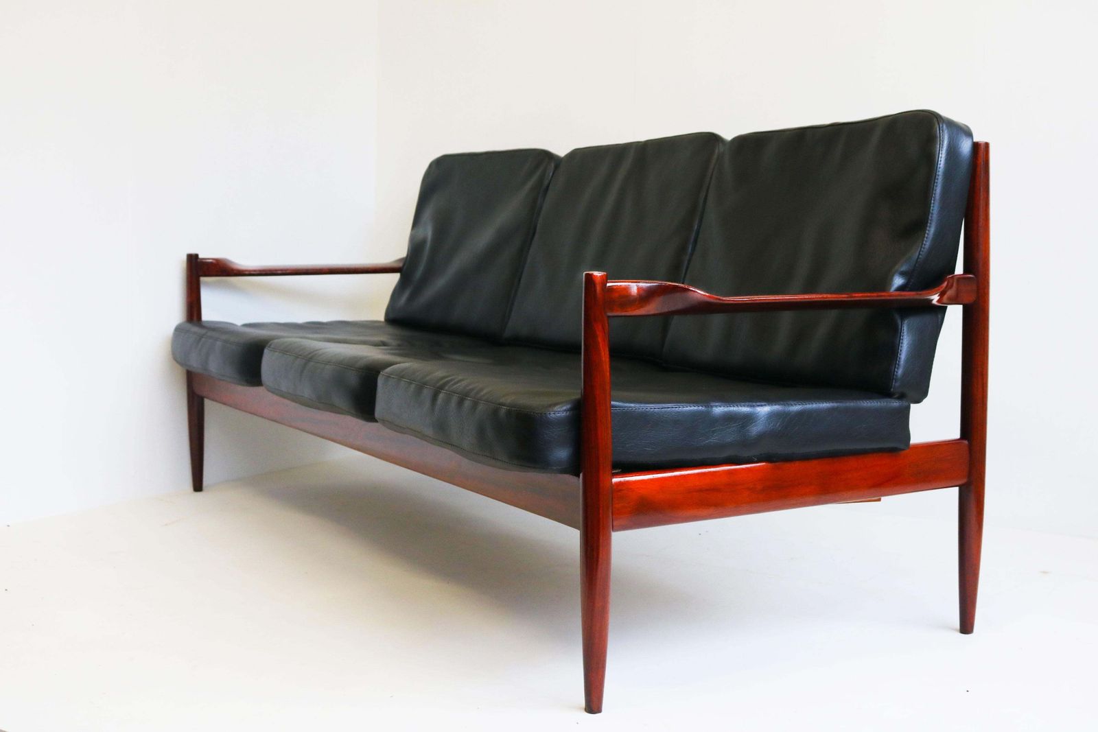 photo for sale Deense Design Driezitsbank Door Grete Jalk In Zwart Leer En Teak, Ca. Jaren 1950