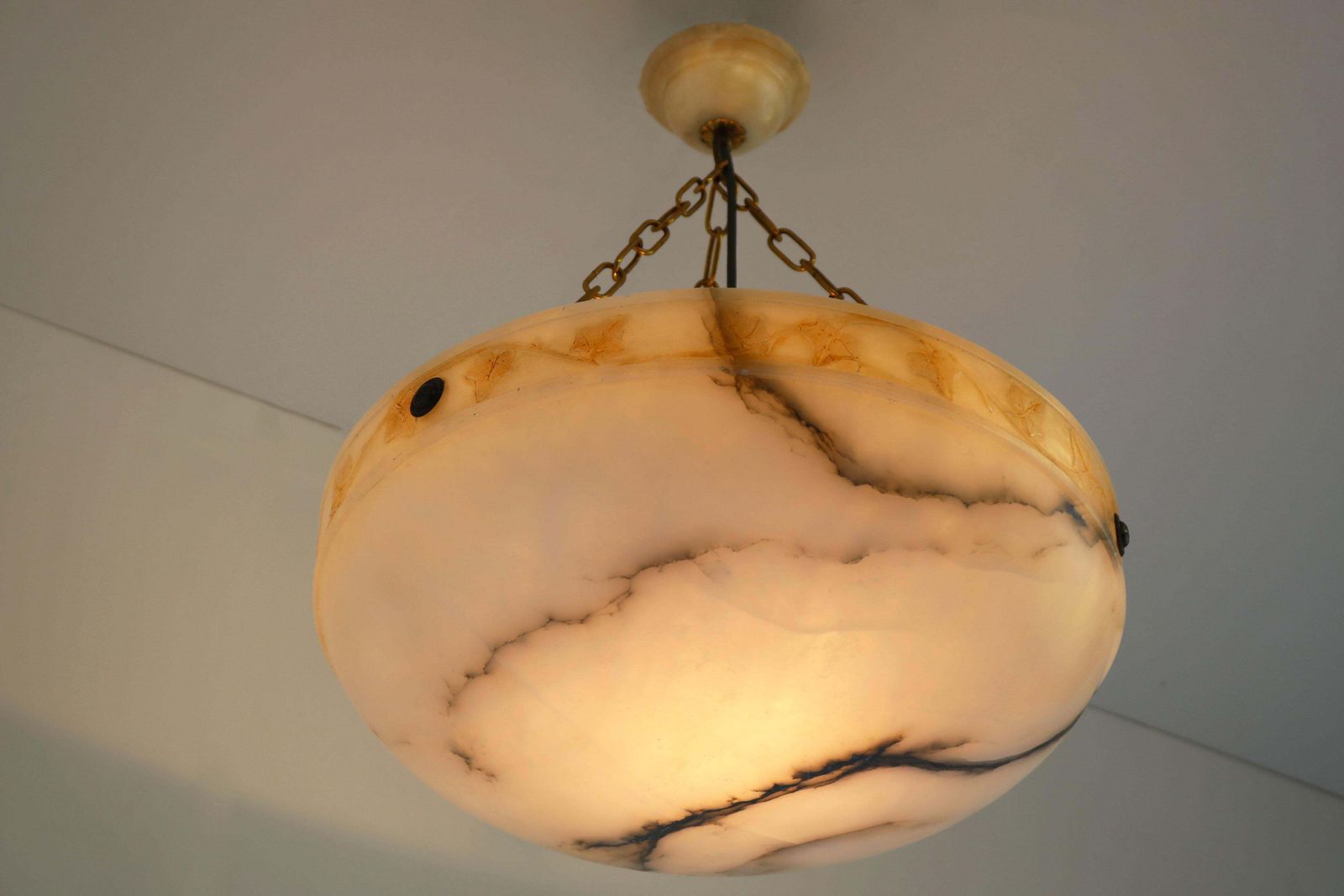 photo vinterior Timeless Large ø 19.8 White Alabaster Art Nouveau Chandelier With Carved Leaves