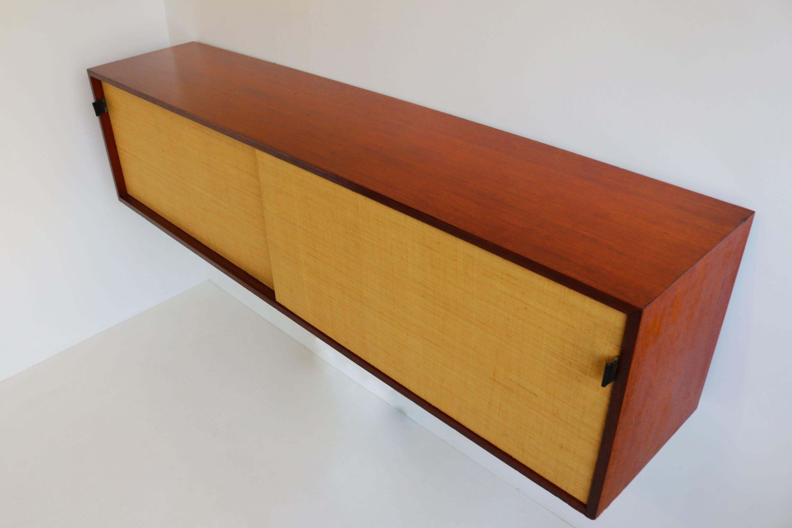 photo vinterior Zwevend Dressoir Model: 123 Van Florence Knoll Voor Knoll 1960 Zeegras Teak