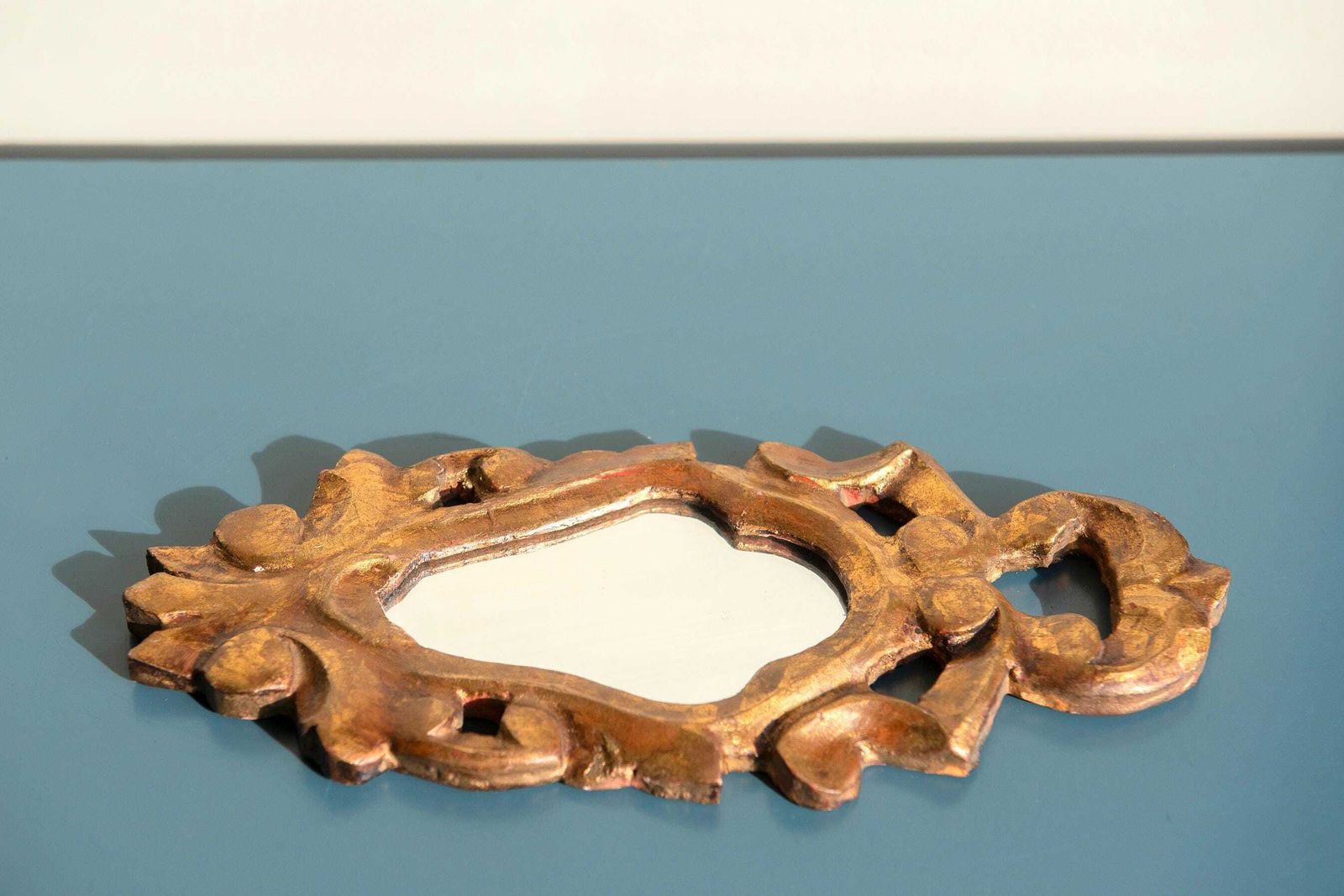 Kleine Gouden Franse Spiegel, Barok Vergulde Spiegel, Handgesneden Gouden Lijst, Ornate Rococo Spiegel, Antieke Wandspiegel photo vinterior