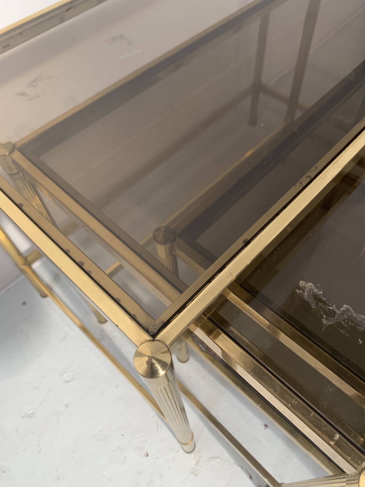 Set Of Three Nesting Tables In Brass And Smoked Glass, 20th Century photo 600.525