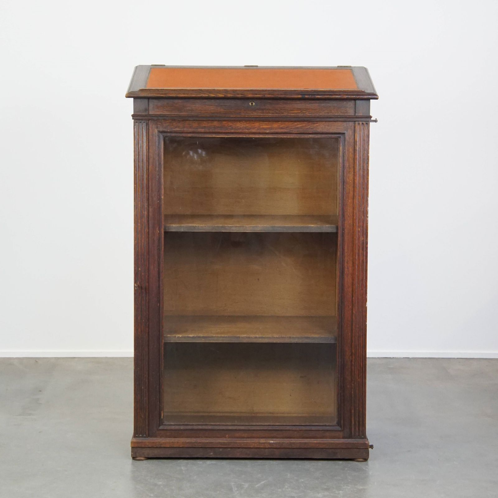 Beautiful Antique Presentation Cabinet/Lectern/Display Cabinet Made Of Oak With Glass Door