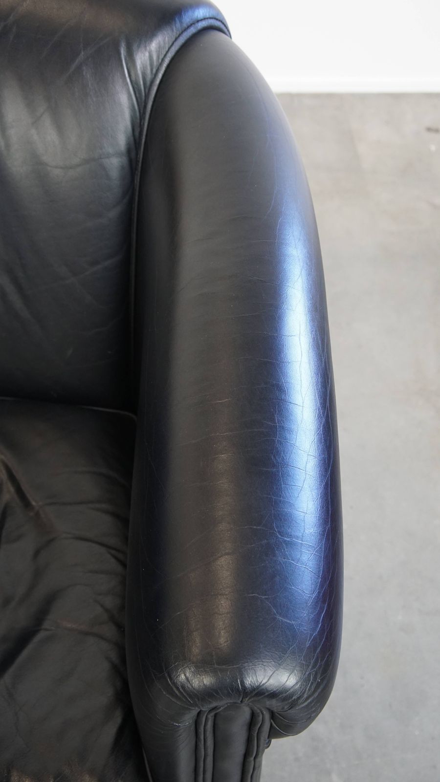 photo furniture Beautiful Set Of 2 Black English Style Cowhide Club Chairs With A Timeless Design
