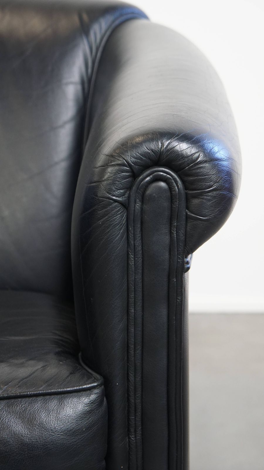 Meubels Set Van 2 Zwarte Clubfauteuils In Engelse Stijl, Bekleed Met Koeienhuid photo