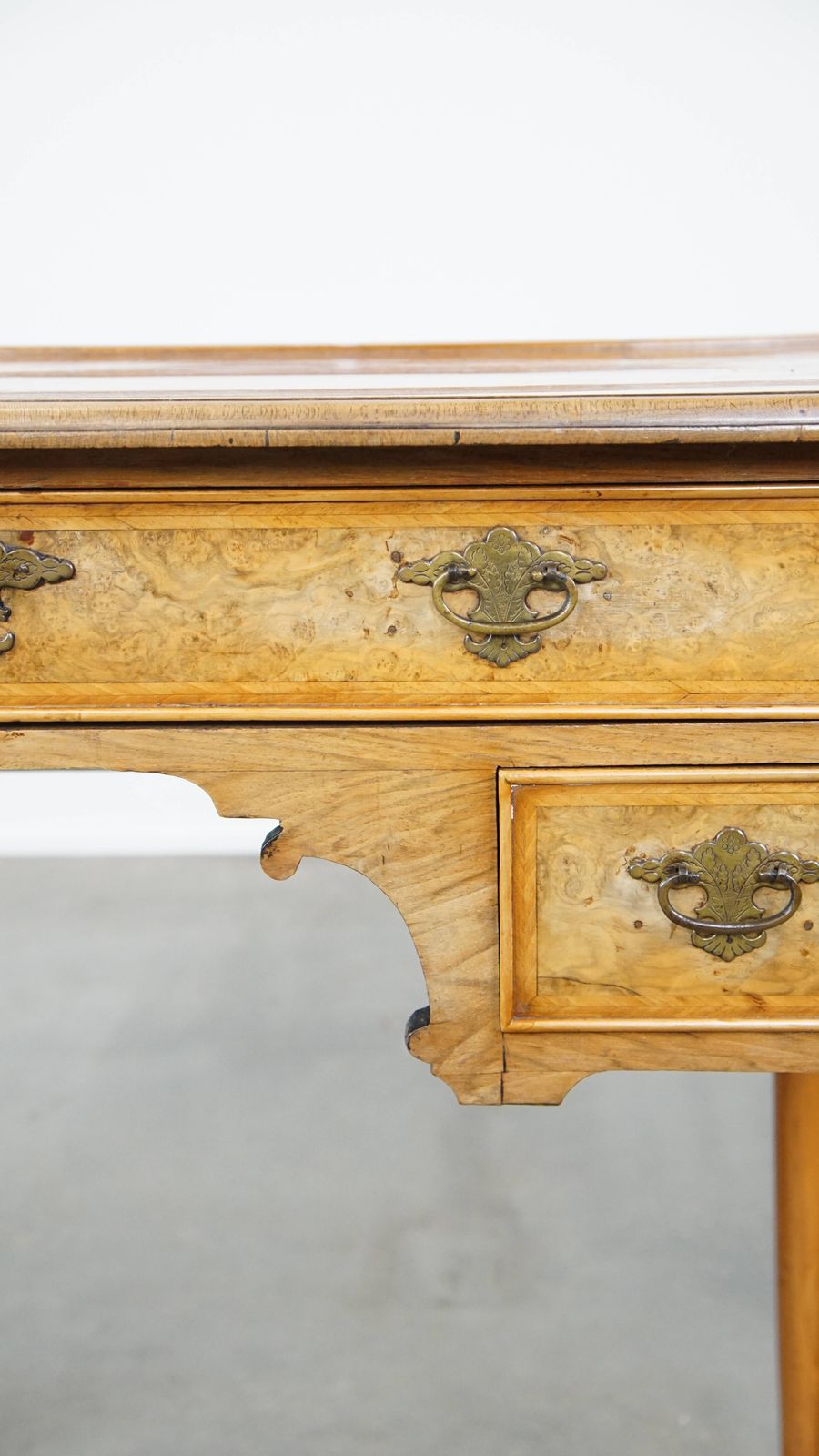 photo furniture Beautiful Antique Dutch Burl Walnut Wooden Writing/Side Table From The 18th Century