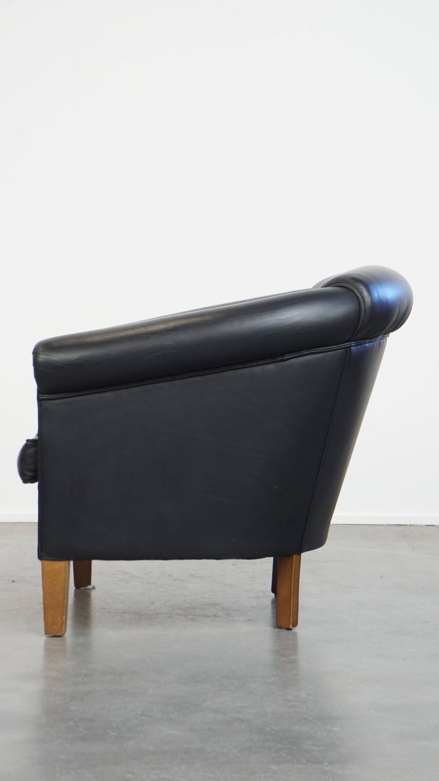 Great Black Cowhide Club Chair In English Style With A Timeless Design photo 825.4745999999999
