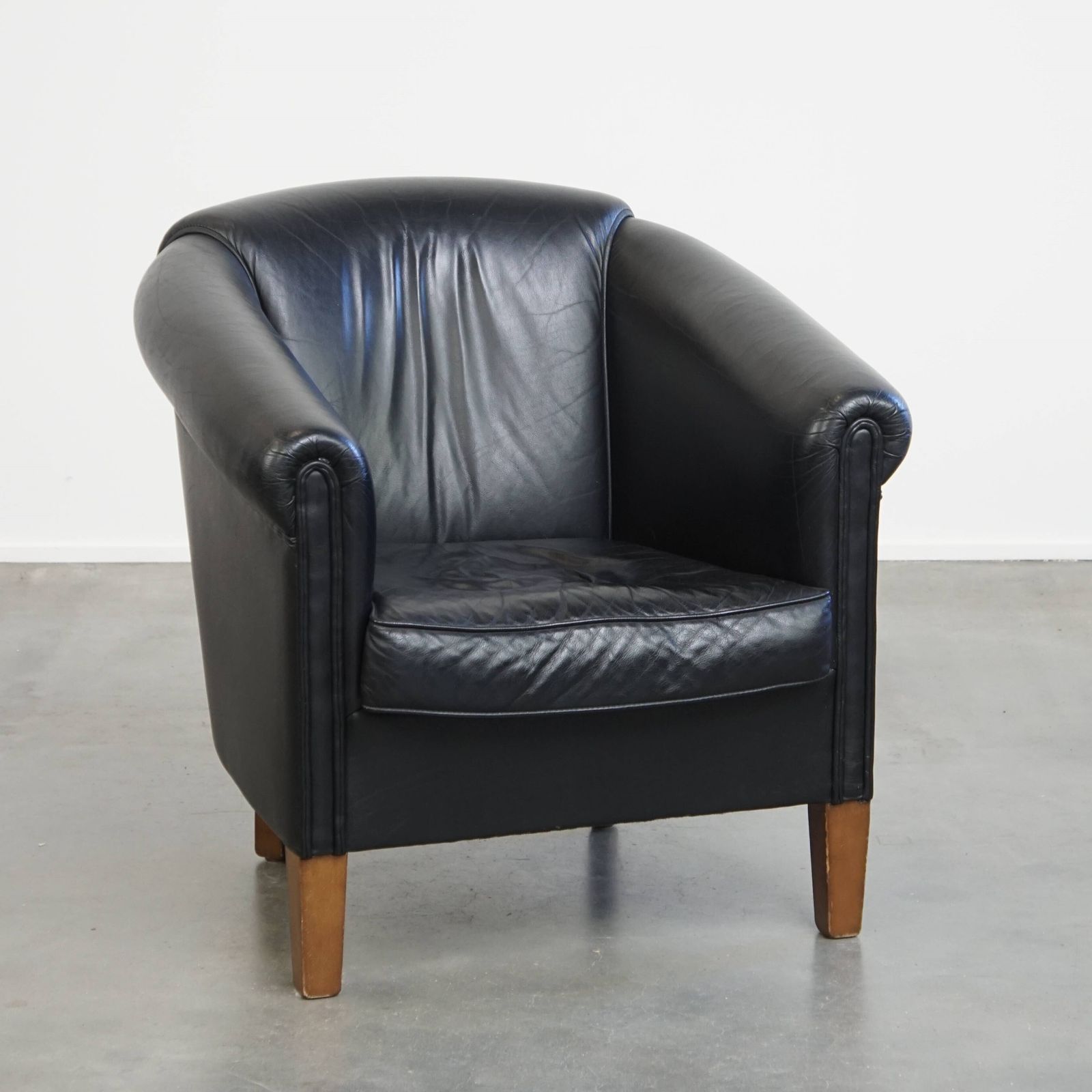 Black Cowhide Club Chair In English Style With A Great Luxurious Design